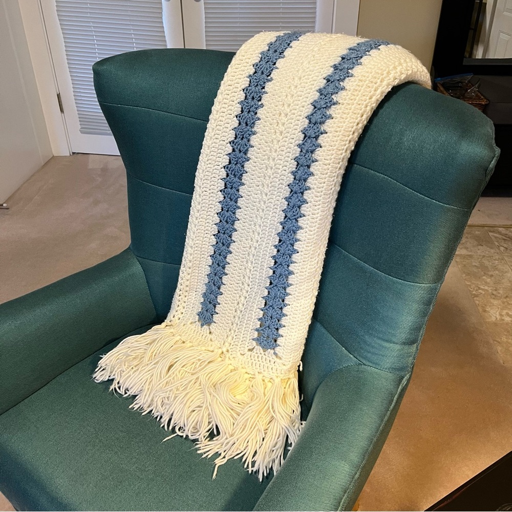 Crochet Fringe Blanket in Cream and Blue, 6ft by 4ft 3.5 in - Picture 2 of 6